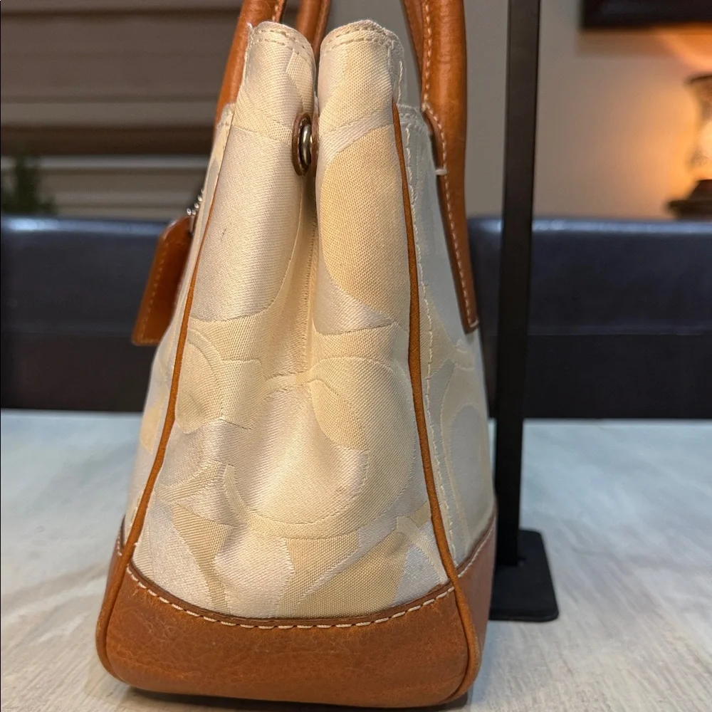 Coach elegant shoulder